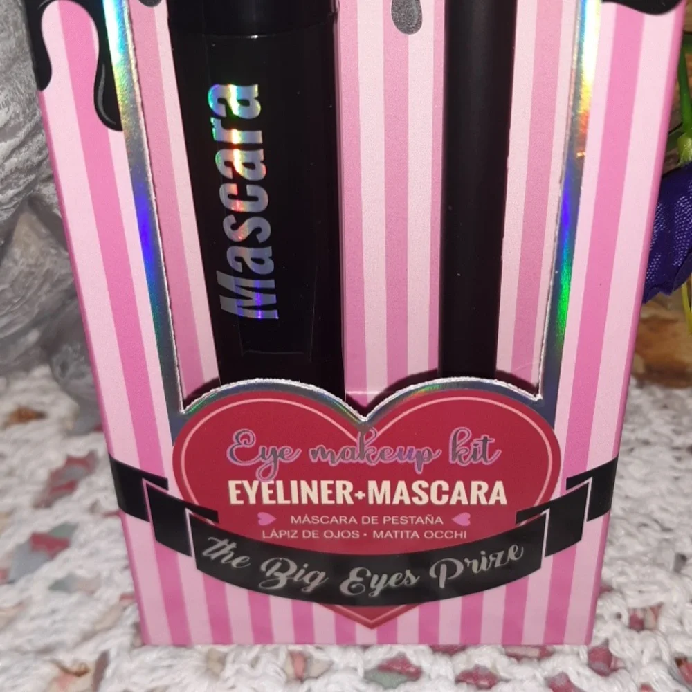 🆕THE BIG EYES PRIZE 12 HOUR WEAR BLACK VOLUME MASCARA AND EYELINER BOXED SET
